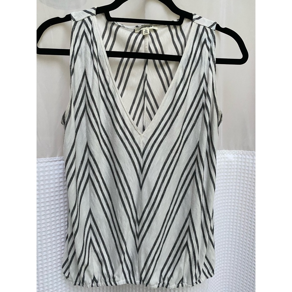 Max Studio V neck black and white top